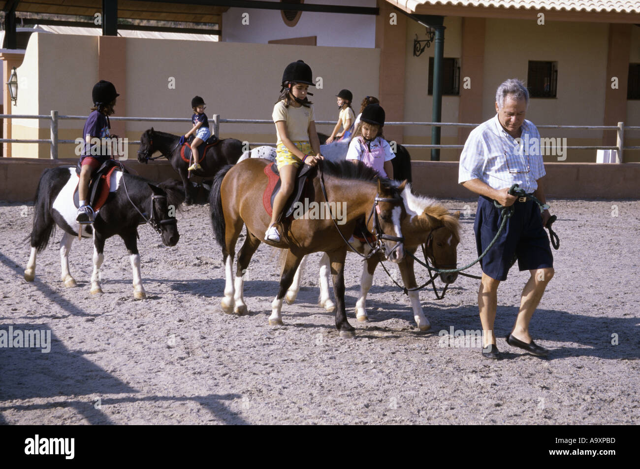 Cavalcare i pony. Foto Stock