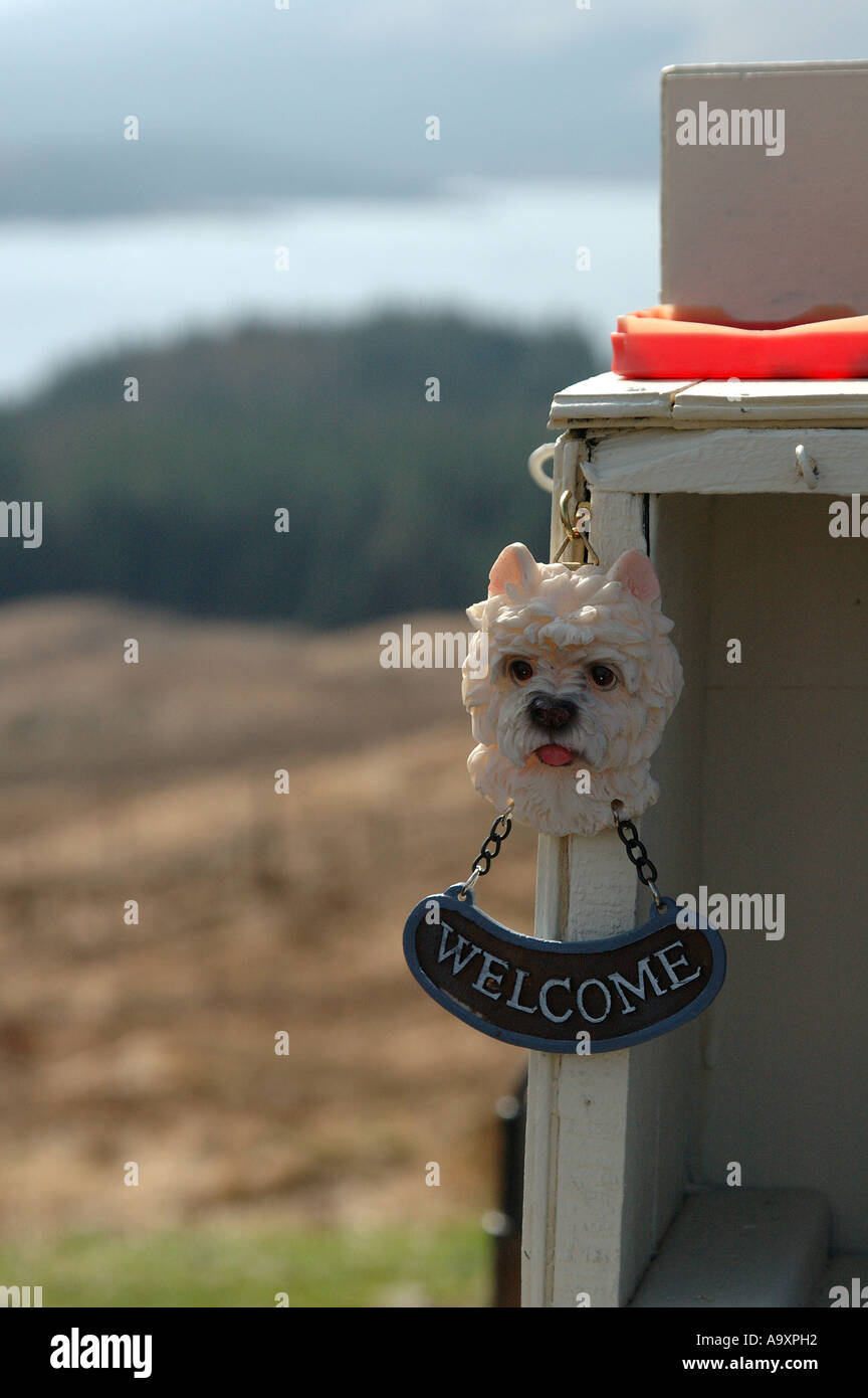 Scottie dog ornamento con vista offuscata di un paesaggio scozzese in background Foto Stock