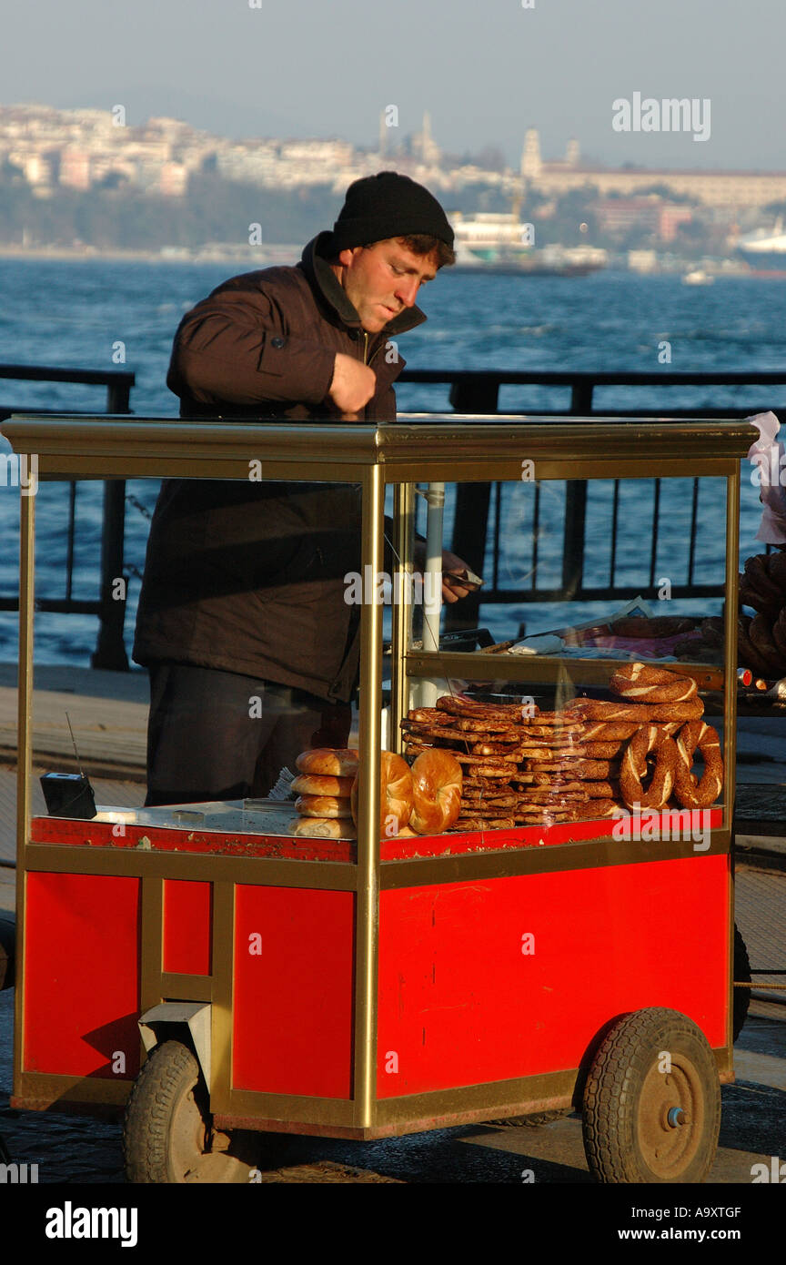 Venditore ambulante di vendita prodotti di pane nei pressi di beyoglu mercato del pesce nei pressi del Ponte di Galata, Istanbul, Turchia Foto Stock