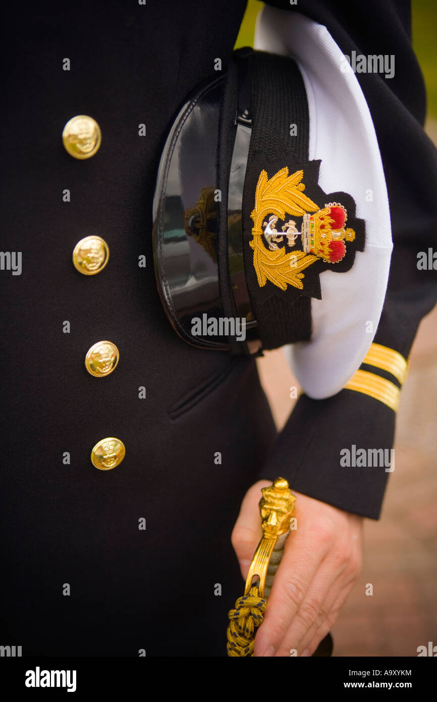 La sezione inferiore di un uomo in uniforme militare con il cappello e la spada. Modello di rilascio disponibili su richiesta. Foto Stock
