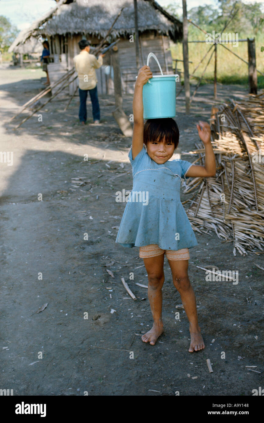 Shipibo ragazza indiana che trasportano acqua nel villaggio sulle rive del fiume Ucayali Peru Shipibo lingua appartiene alla famiglia Panoan Foto Stock