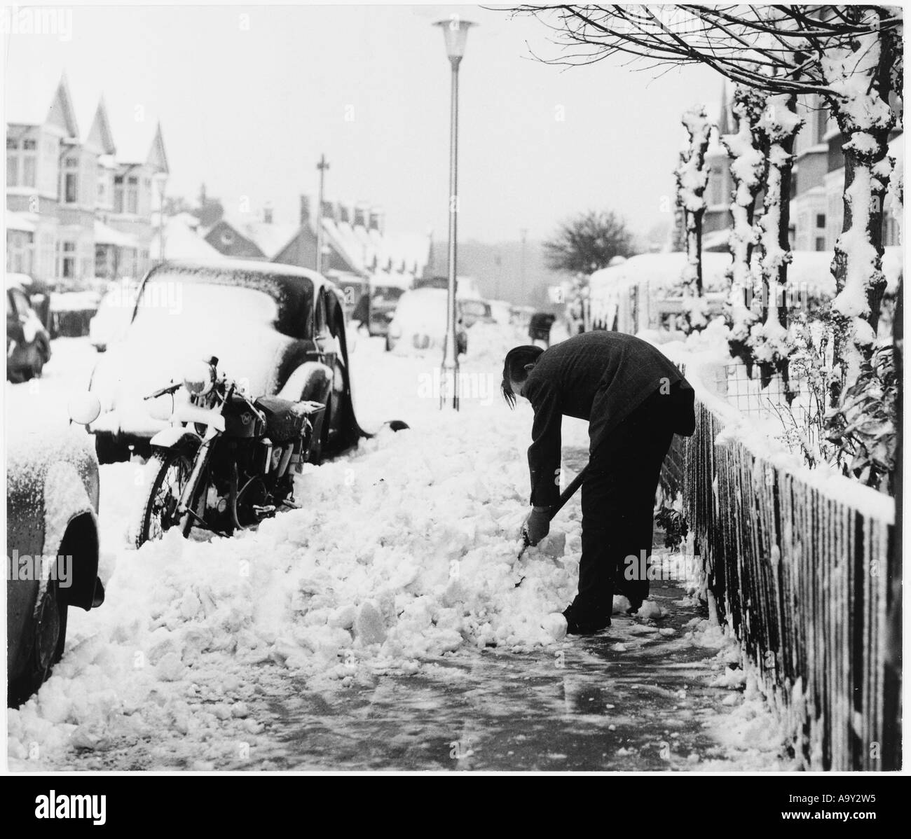 Uomo di badili neve Foto Stock