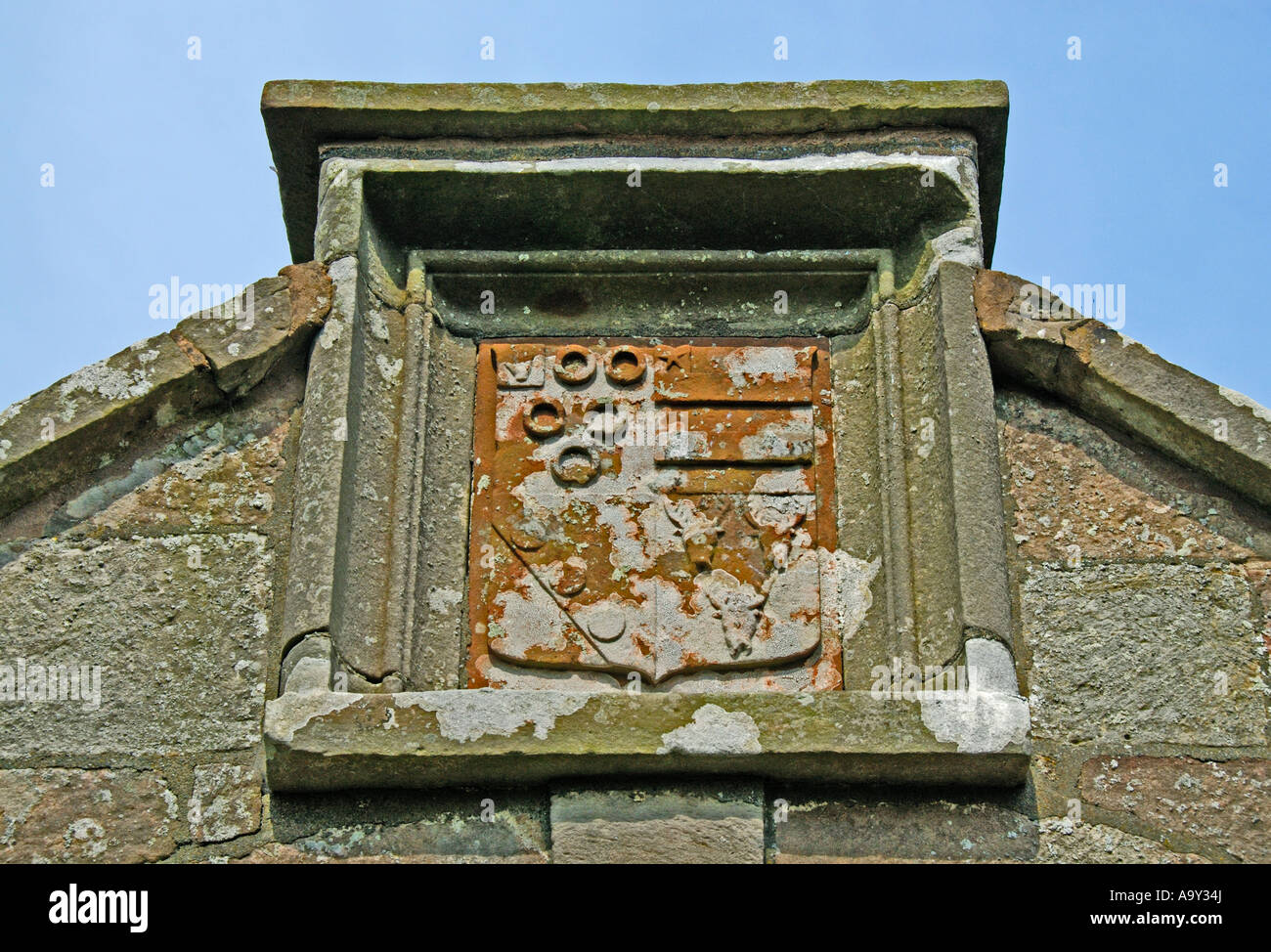 Scudo di bracci di Lowther sopra porta sud, Chiesa di San Michele, Barton. Parco Nazionale del Distretto dei Laghi, Cumbria, Inghilterra. Foto Stock