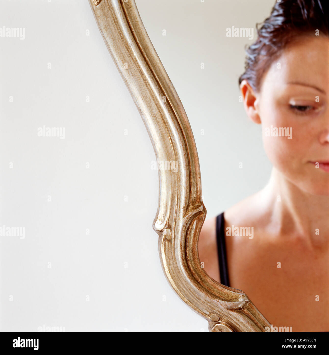 Ragazza nello specchio Foto Stock