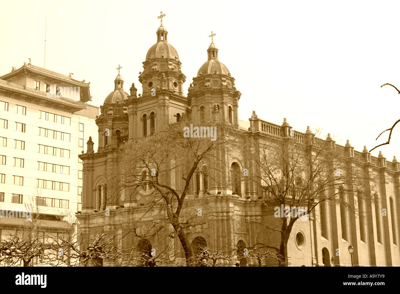 Cattedrale di Wangfujing di Pechino in Cina seppia Foto Stock