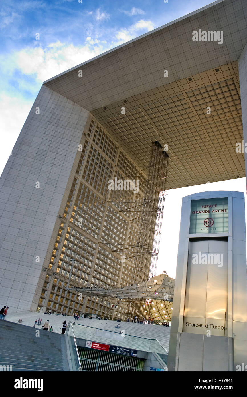 La Defense arch vista dal suolo Parigi Francia Europa Foto Stock