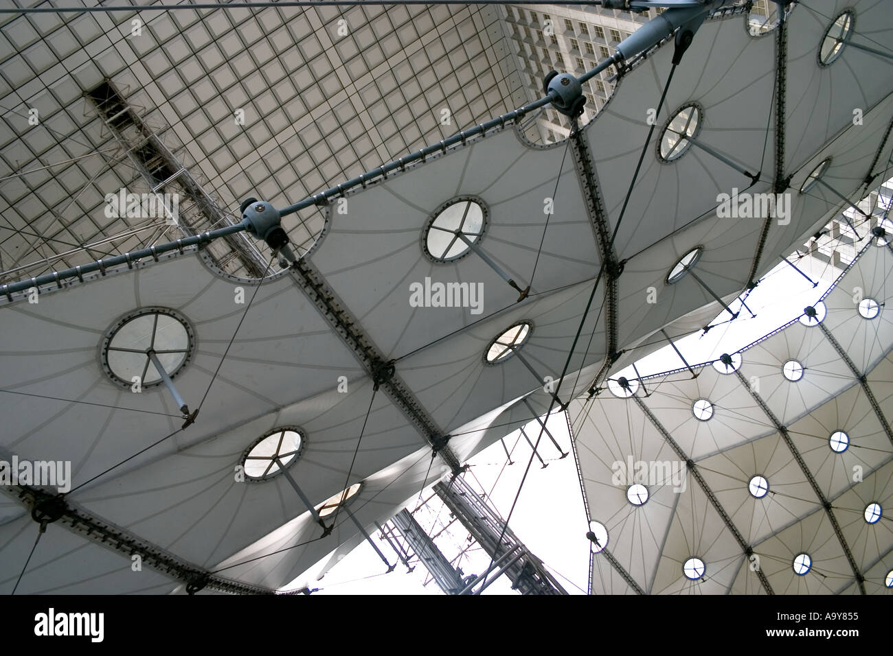 La Defense arch vista in dettaglio dal suolo Parigi Francia Europa Foto Stock