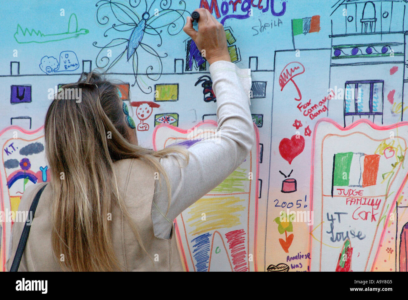 Murale di collaborazione il progetto presso la grande attrazione del festival il giorno di apertura. London REGNO UNITO Foto Stock