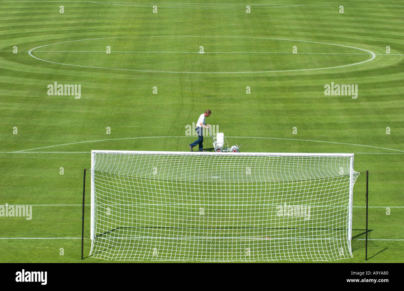 Gessi groundkeeper le linee di penalizzazione ai box di un campo di calcio Foto Stock Gessi groundkeeper le linee di penalizzazione ai box di un campo di calcio Foto Stock