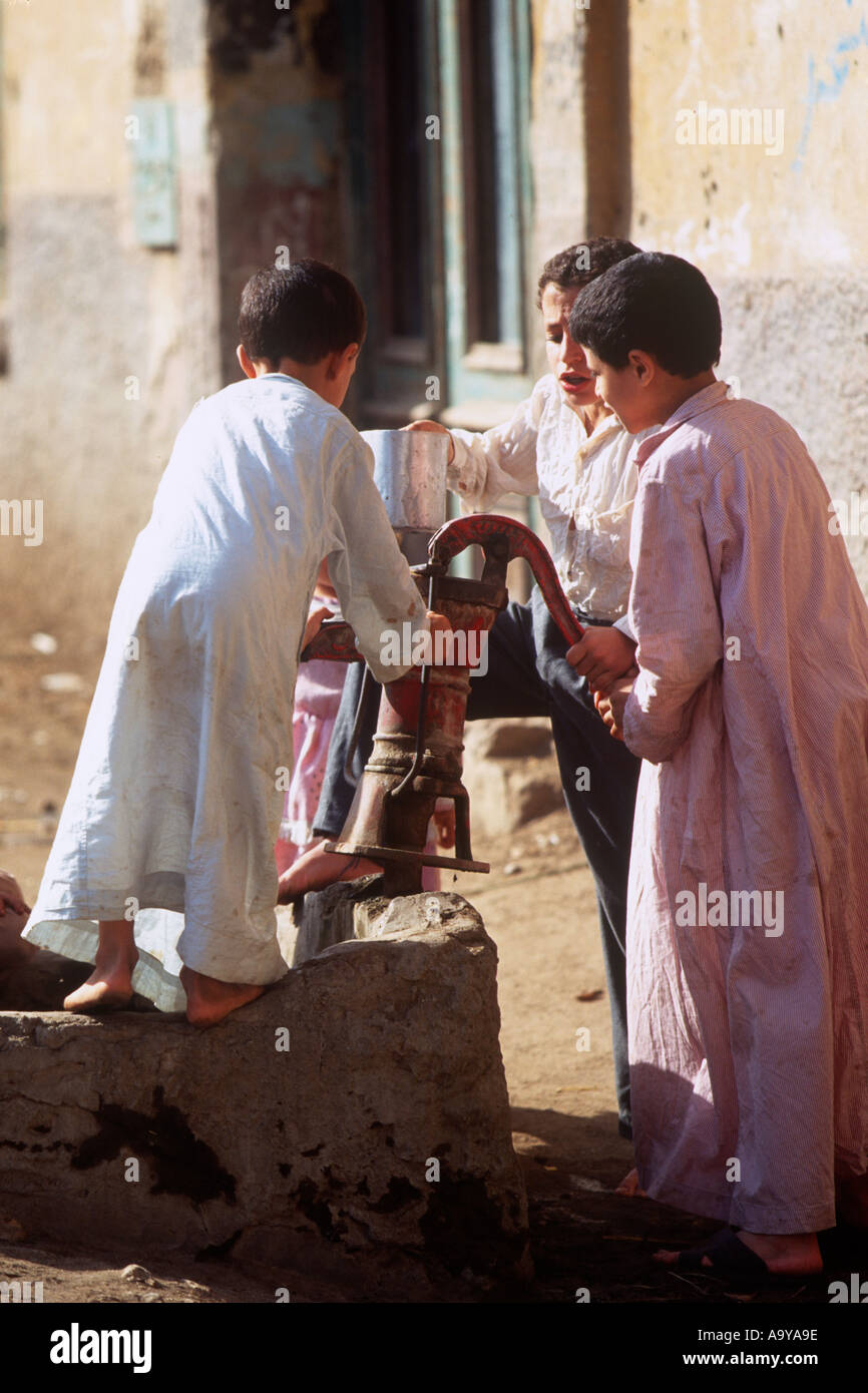 Bambini il pompaggio di acqua in Il Cairo Egitto SB Foto Stock