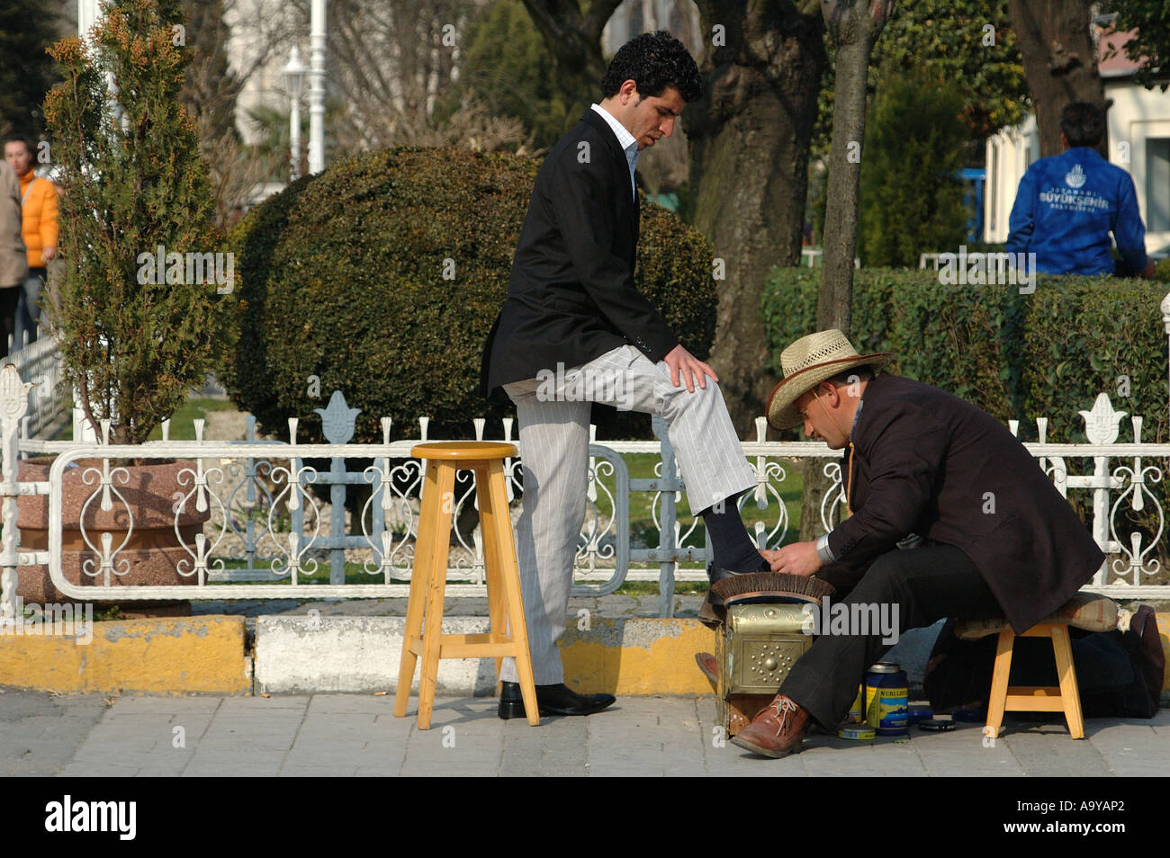 Un uomo scarpe splendente nel parco di Sultanahmet, Istanbul TURCHIA Foto Stock