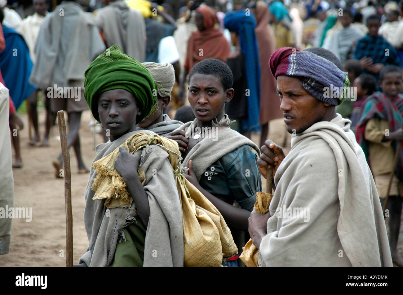 Tre persone in abito tradizionale sul mercato Bahir Dar Etiopia Foto Stock