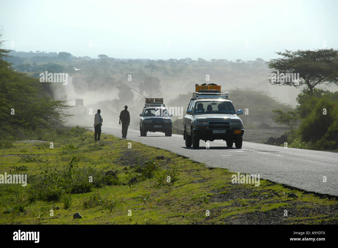 Le due Toyota Landcruiser con apparecchiature di spedizione su una strada nella savana vicino Shashamene Etiopia Foto Stock