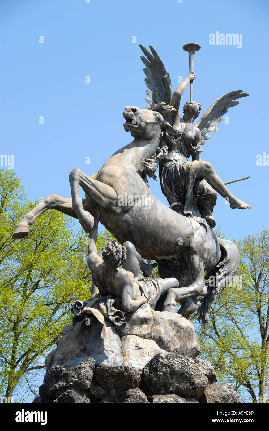 Statua angelo sul cavallo barocca fontana nel giardino di palazzo Herrenchiemsee Herreninsel Baviera Germania Foto Stock