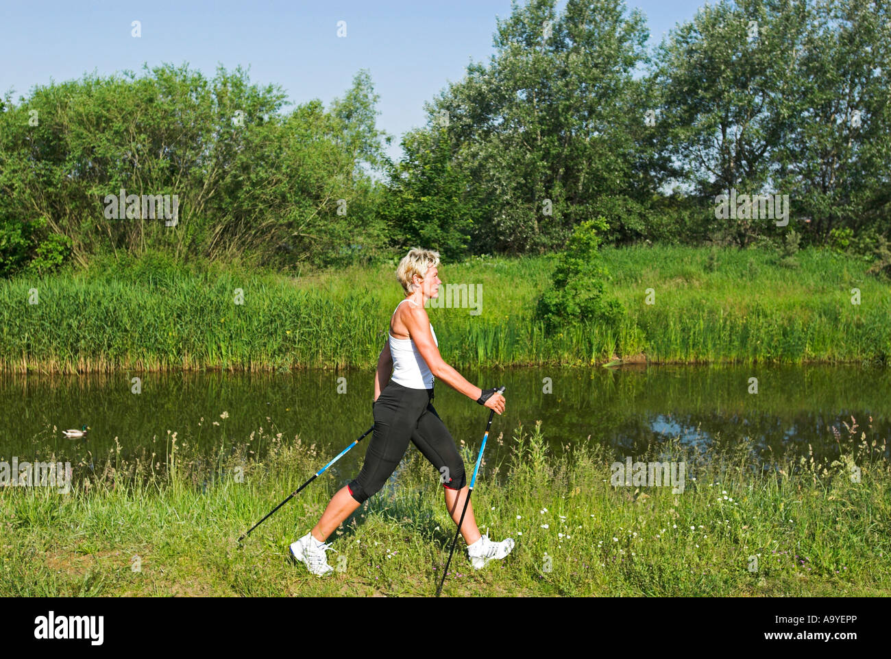 Personal trainer Sabine John presso la spiaggia di Heringsdorf, isola di Usedom, Meclemburgo-Pomerania, Germania, Europa Foto Stock