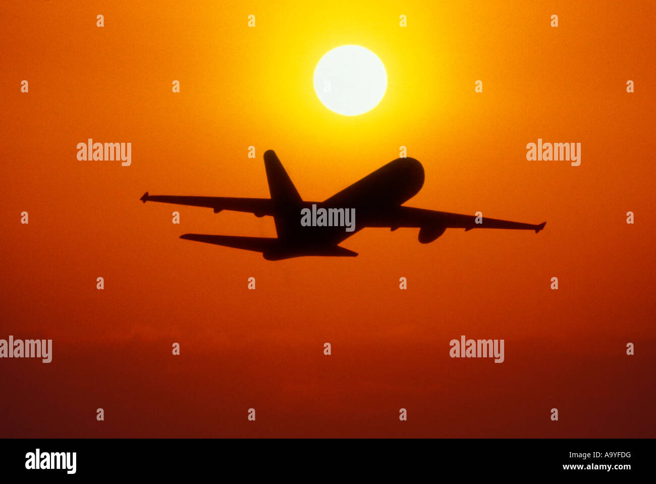 AIRBORNE BOEING 767 SILHOUETTE gli aerei commerciali da trasporto passeggeri Foto Stock