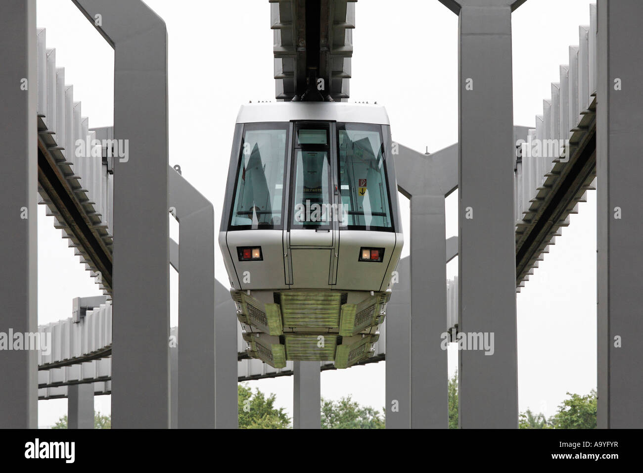 Lo SkyTrain, Ferroviaria di sospensione, aeroporto internazionale di Duesseldorf, NRW, Germania Foto Stock