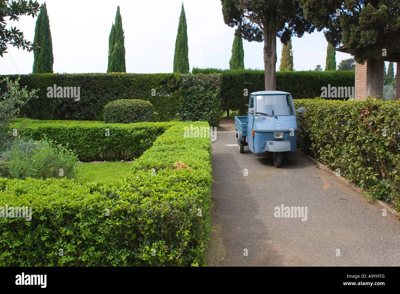 Giardino italiano con blue Piaggio Ape, Roma, Italia Foto Stock