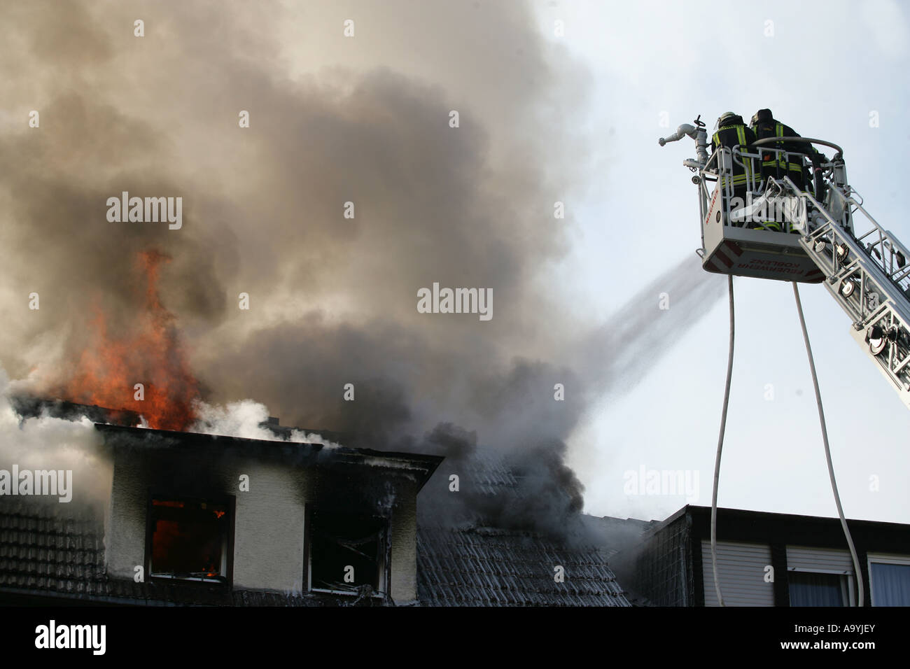 Vigile del fuoco su una piattaforma girevole scaletta, Coblenza, Renania-Palatinato, Germania Foto Stock