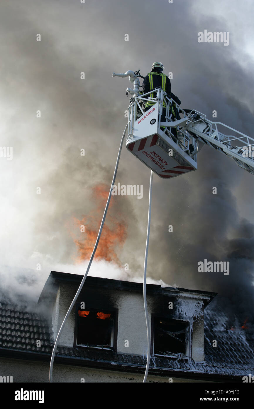 Vigile del fuoco su una piattaforma girevole scala , Koblenz, Renania-Palatinato, Germania Foto Stock