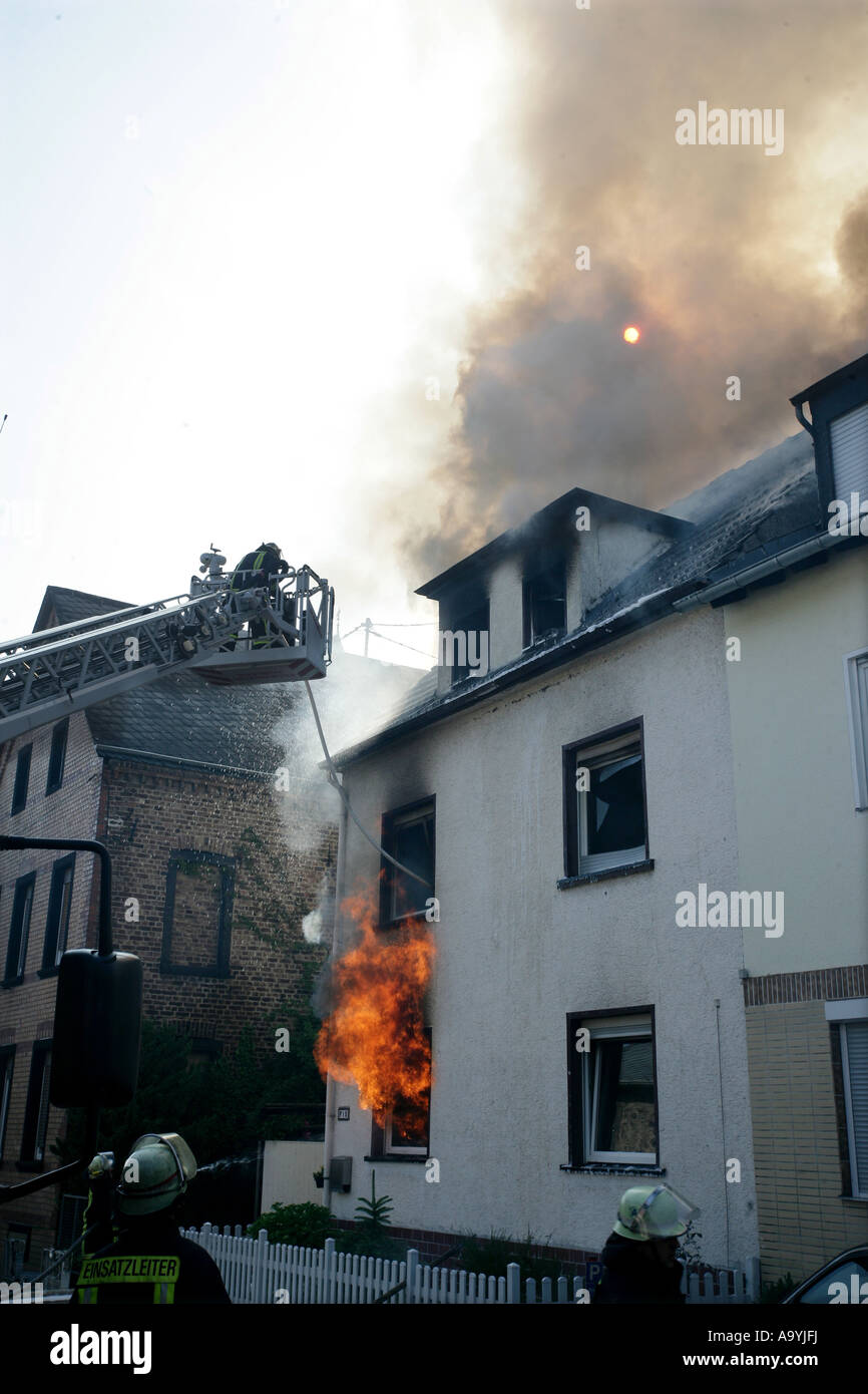 Firefighter ammainare una casa in fiamme , Koblenz, Renania-Palatinato, Germania Foto Stock
