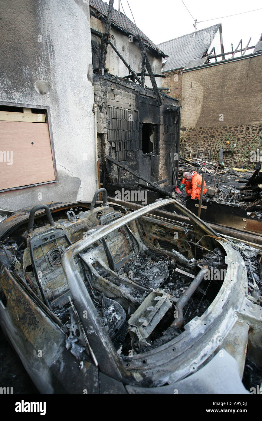 Auto distrutte e casa dopo un incendio , Koblenz, Renania-Palatinato, Germania Foto Stock