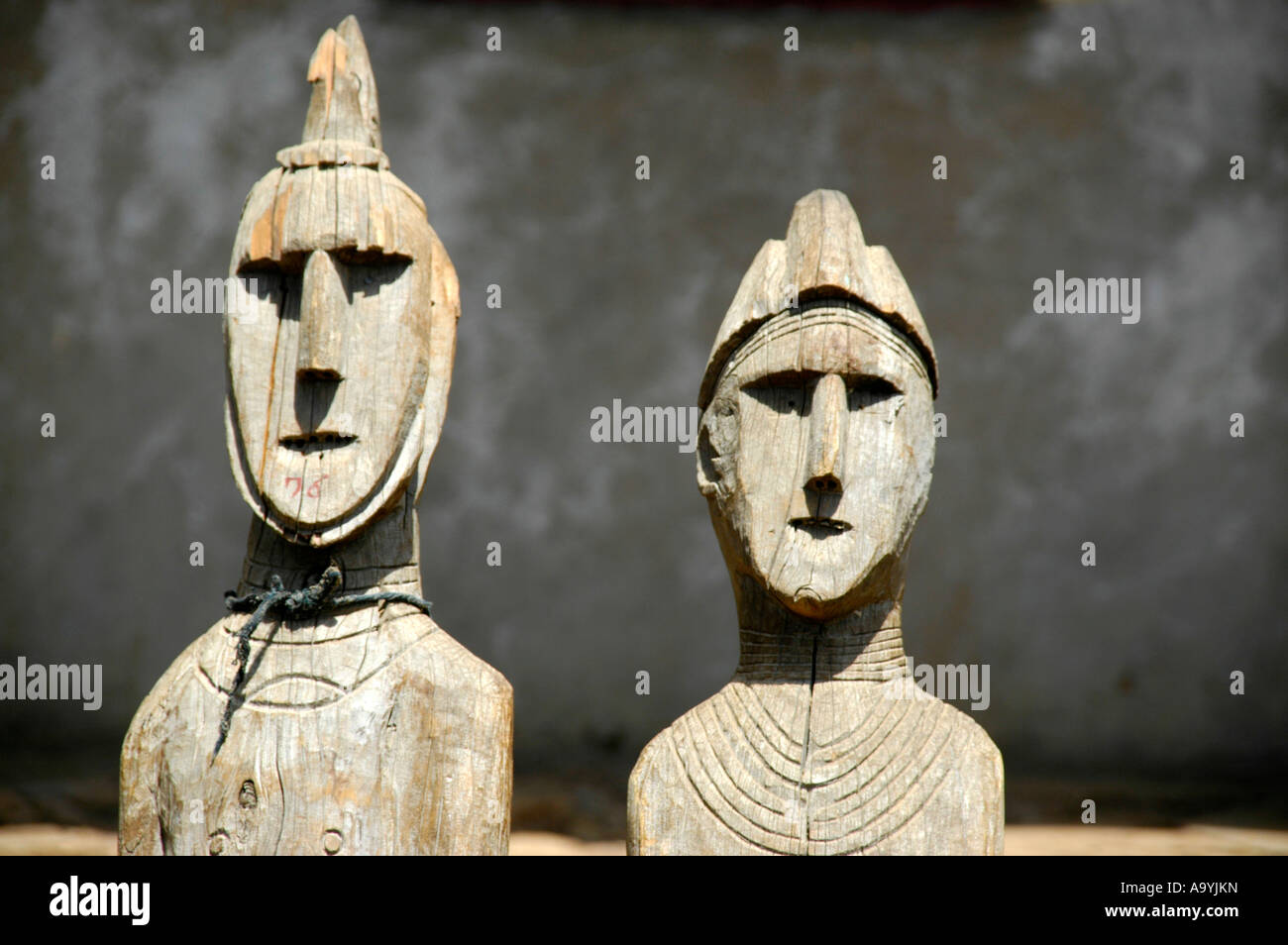 Due teste di legno antico totem figure museum Konso Etiopia Foto Stock