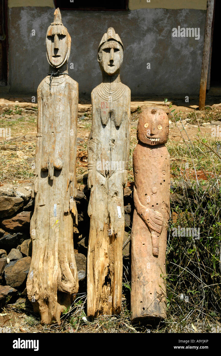 Tre antiche in legno figure totem Konso museo Etiopia Foto Stock