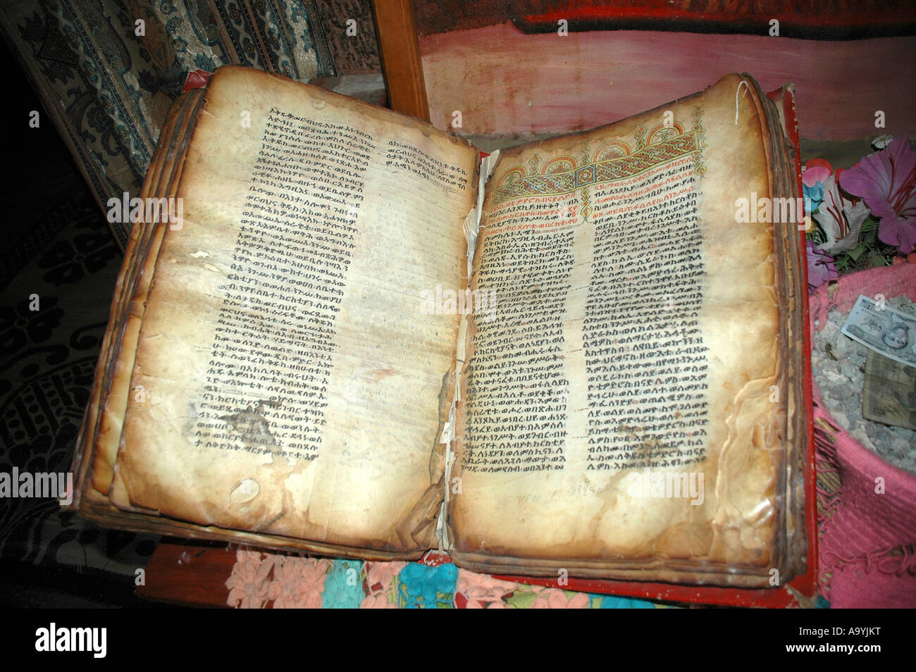 Vecchio libro della Bibbia scritta in amarico script nella roccia scavate chiesa Lalibela Etiopia Foto Stock