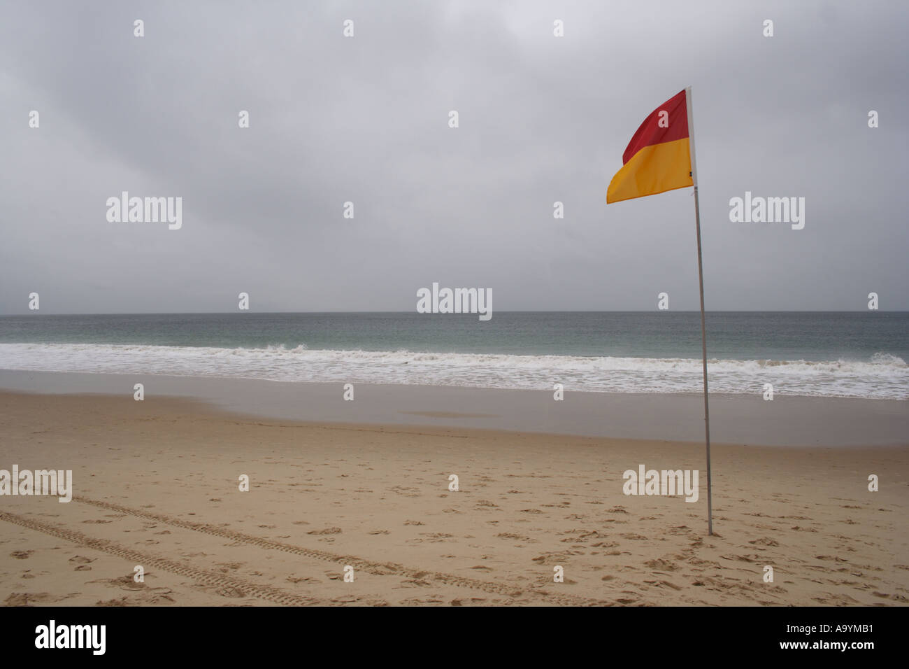 Spiaggia bandiera sicurezza MOOLOOLABA BEACH QUEENSLAND AUSTRALIA BAPD1619 Foto Stock