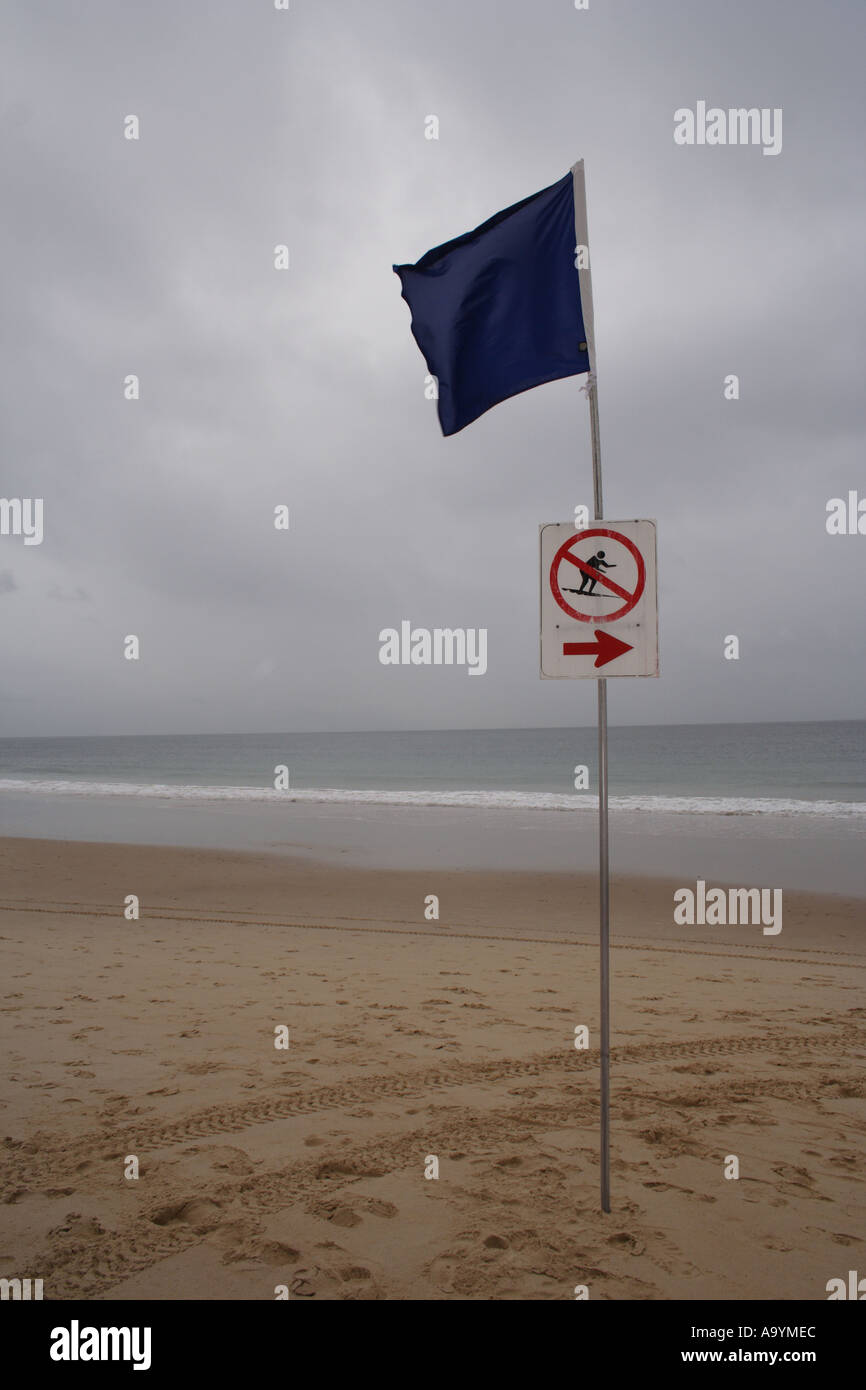 Spiaggia bandiera su un giorno di tempesta MOOLOOLABA BEACH QUEENSLAND AUSTRALIA BAPD1631 Foto Stock