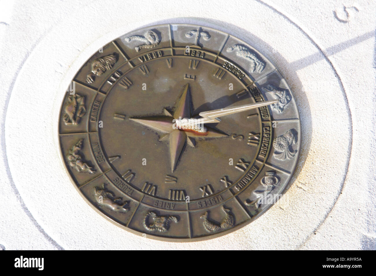 Un orologio solare che mostra segni di ZODIAK BAPD1801 Foto Stock