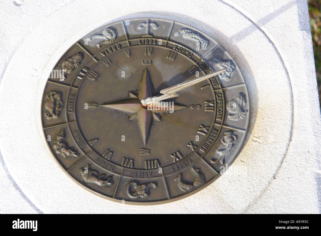 Un orologio solare che mostra segni di ZODIAK BAPD1802 Foto Stock