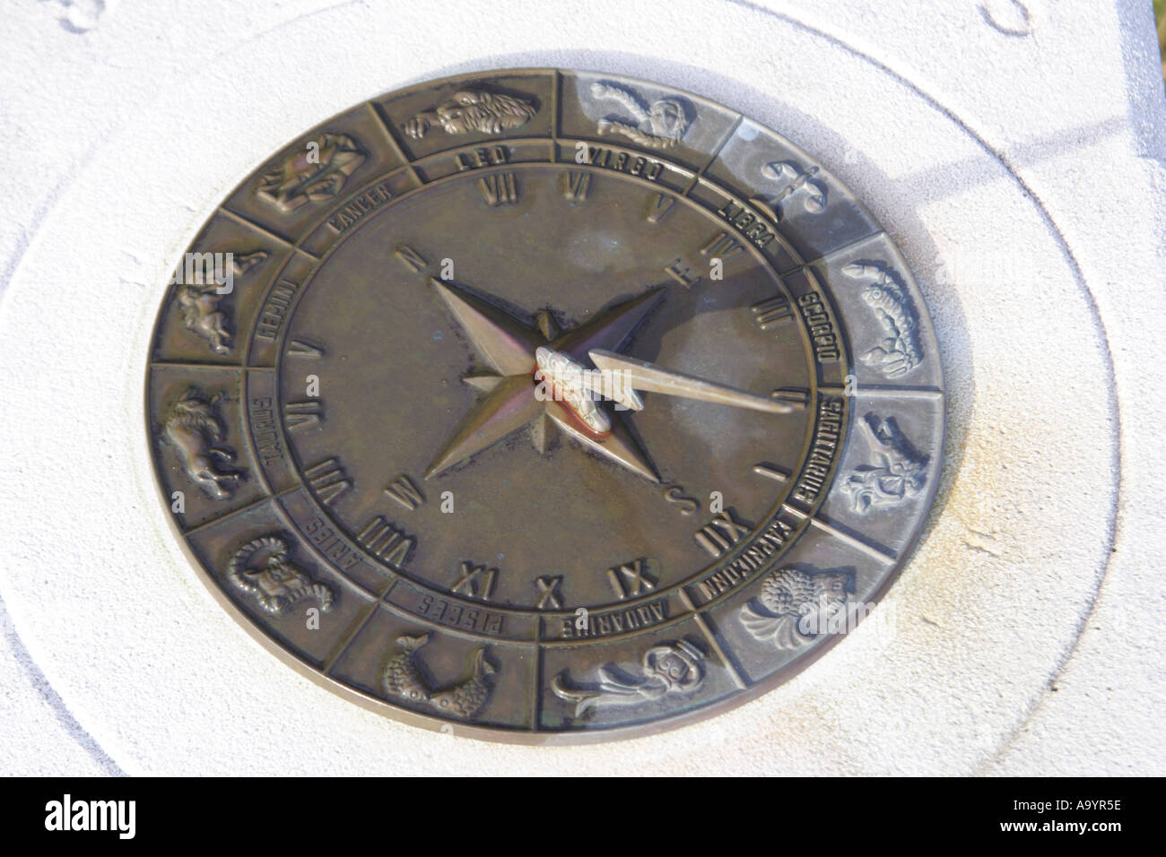 Un orologio solare che mostra segni di ZODIAK BAPD1803 Foto Stock