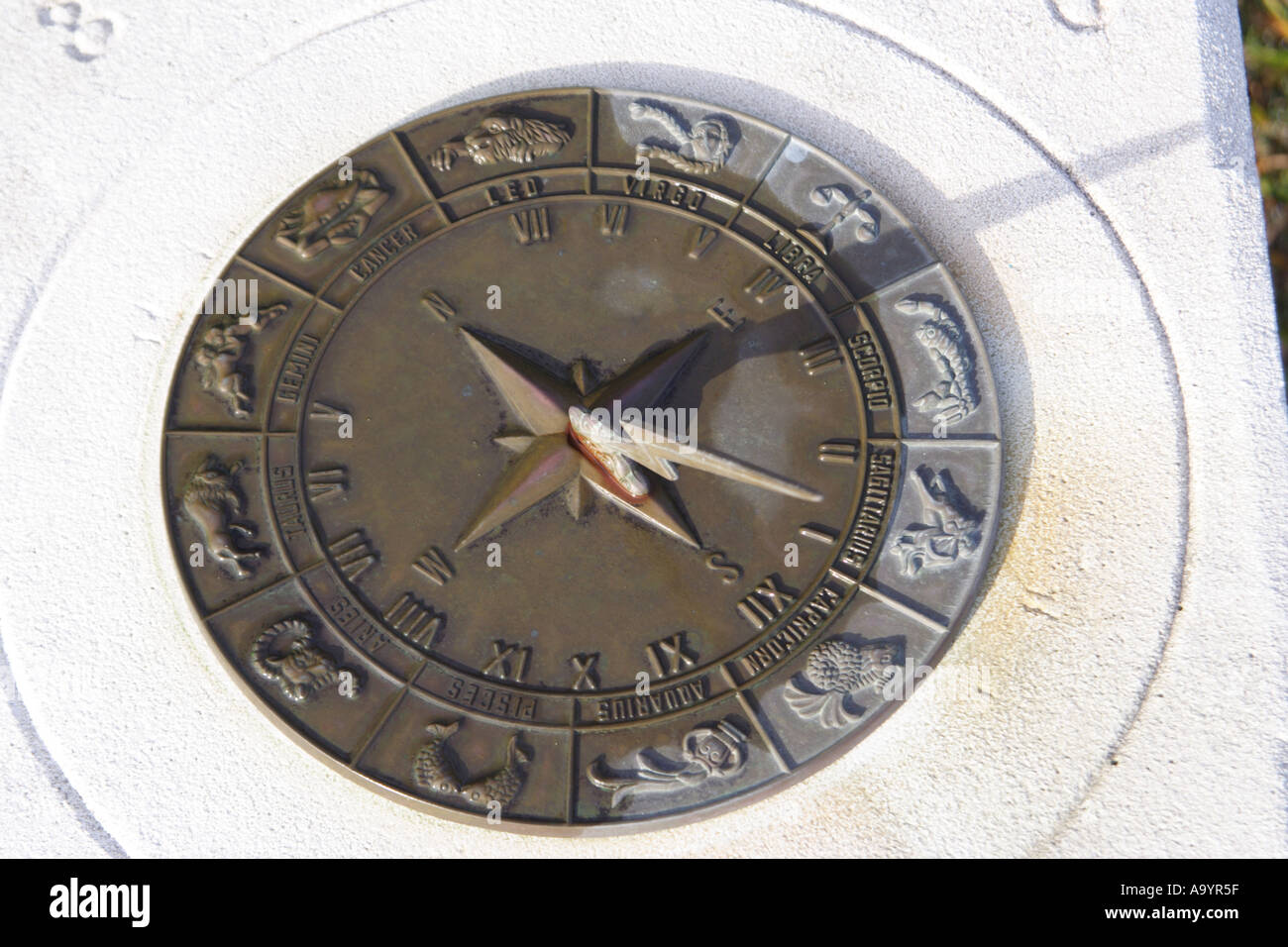 Un orologio solare che mostra segni di ZODIAK BAPD1804 Foto Stock