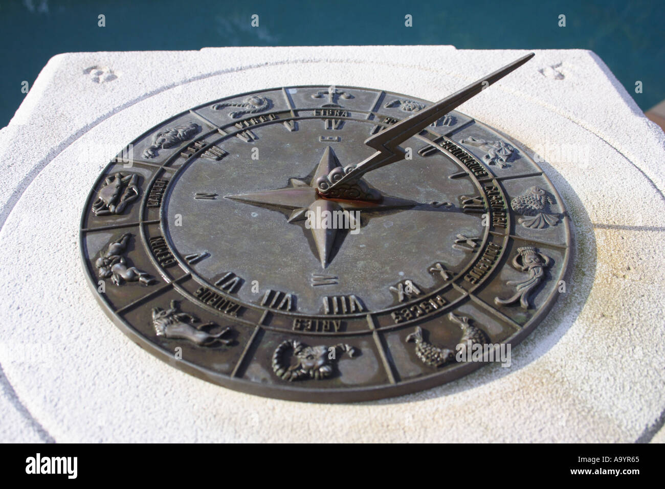 Un orologio solare che mostra segni di ZODIAK BAPD1808 Foto Stock