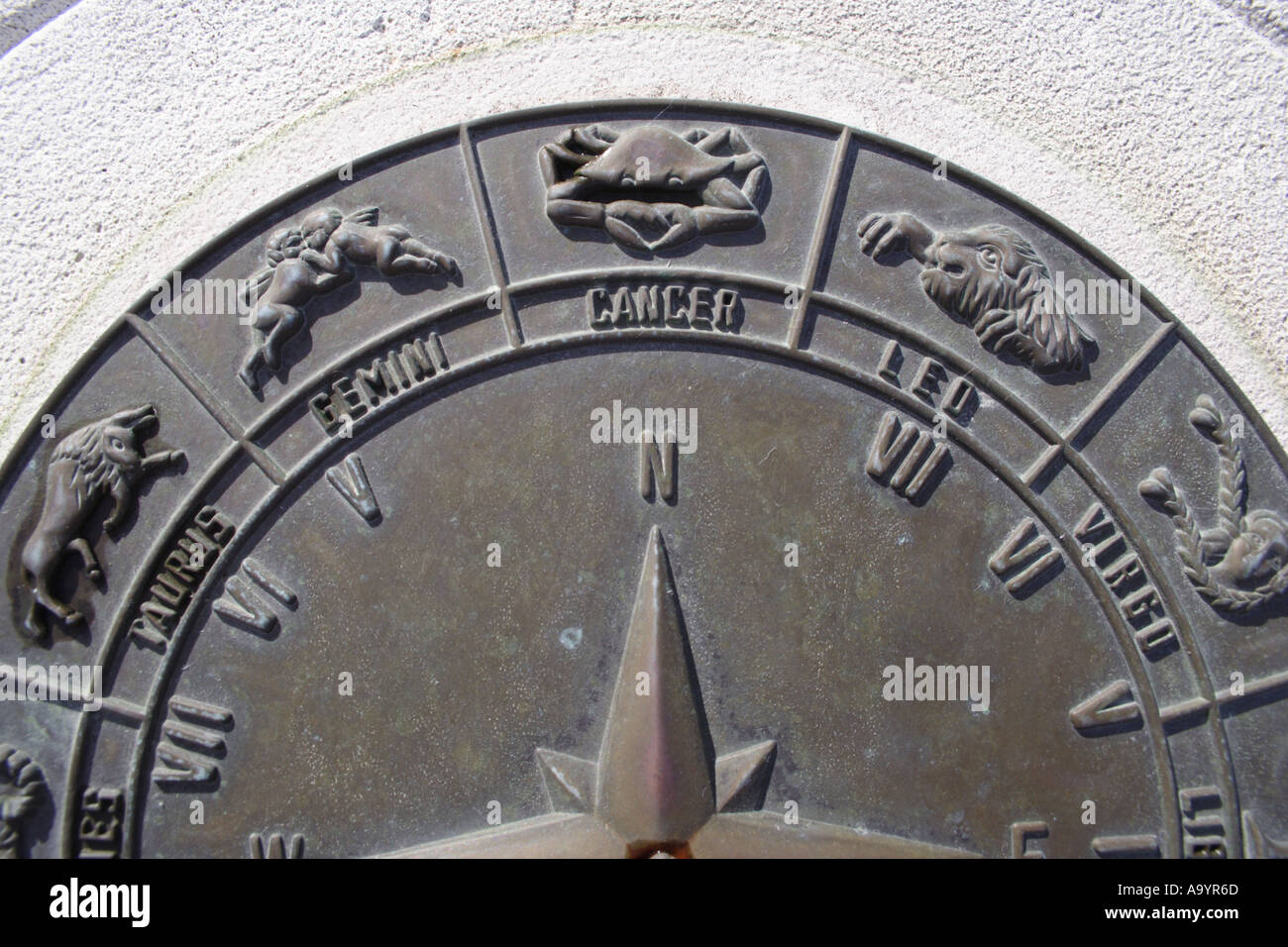 Un orologio solare che mostra segni di ZODIAK BAPD1813 Foto Stock