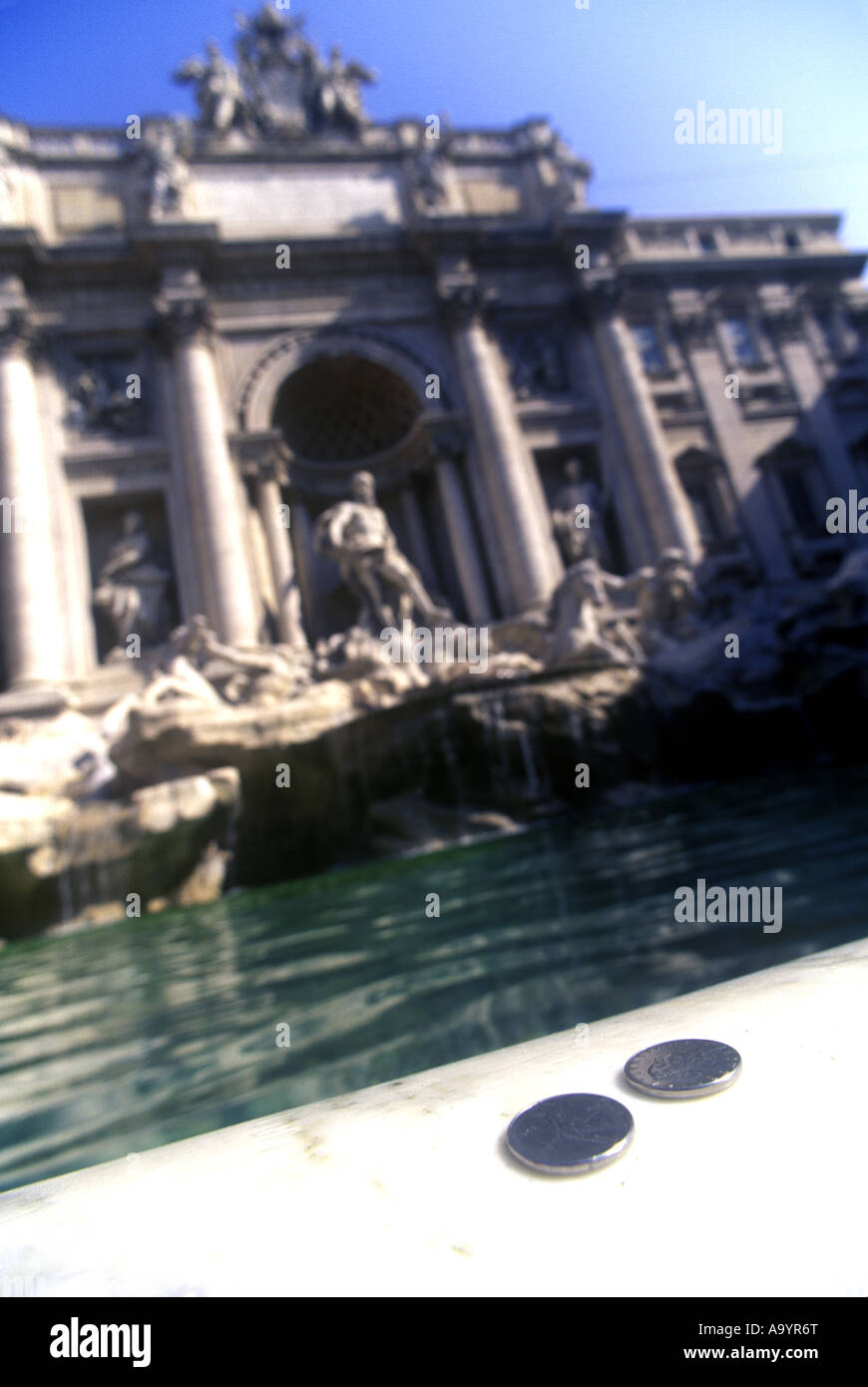 2 monete sul bordo della fontana di Trevi a Roma Italia Foto Stock