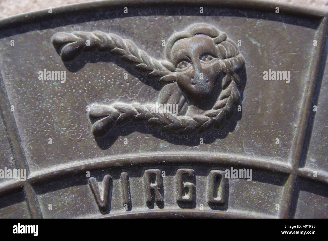 Un orologio solare che mostra segni di ZODIAK BAPD1827 Foto Stock