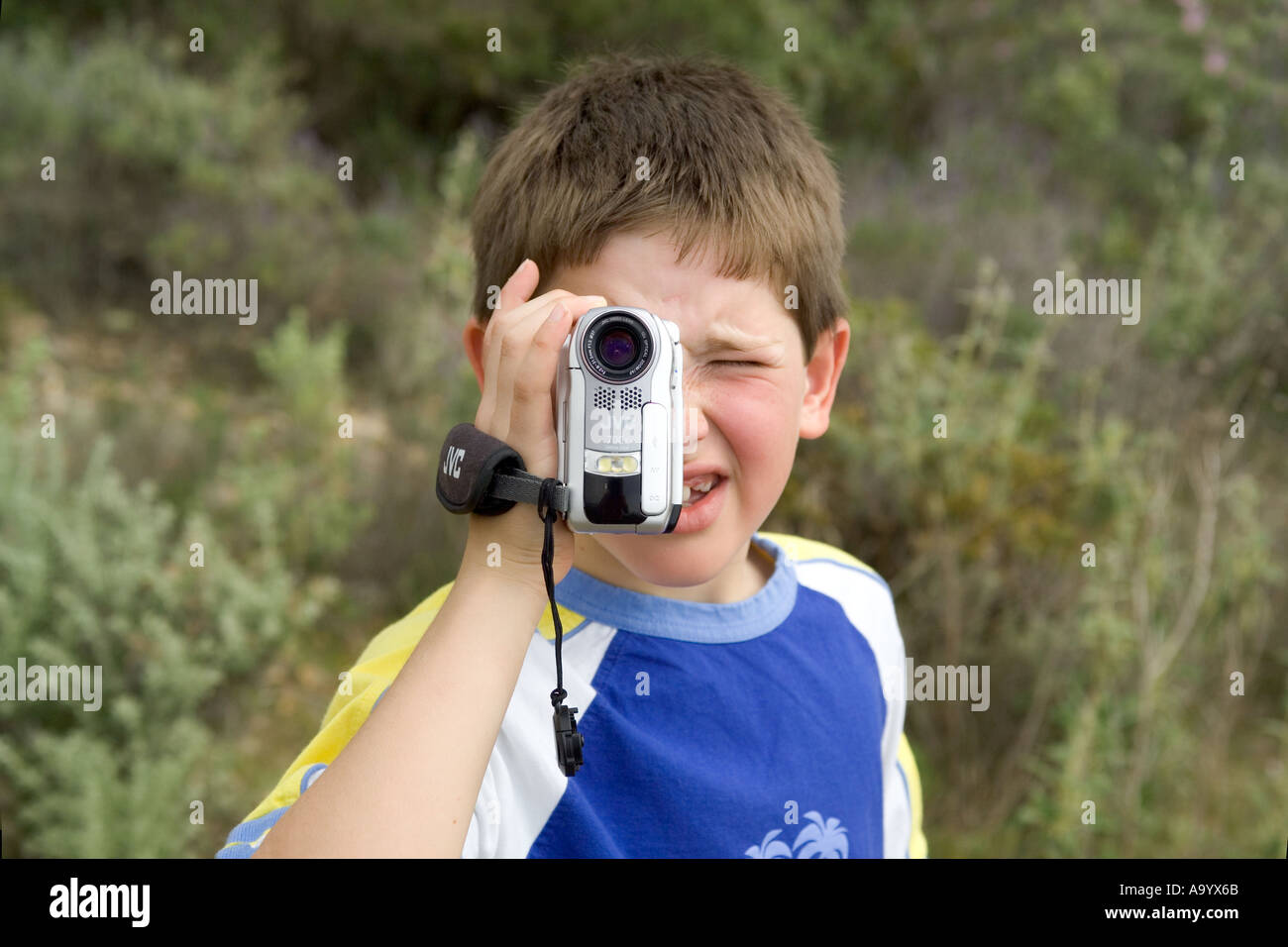 Bambino usando la videocamera Foto Stock