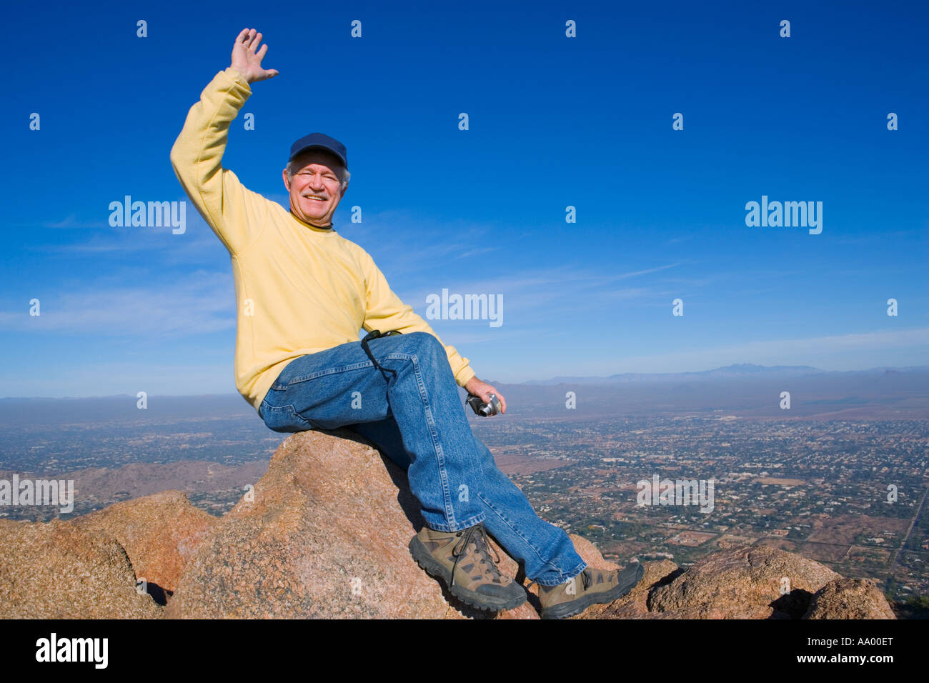 Ritratto di felice uomo vecchio sulla cima di Camelback Mountain con vista di Scottsdale Paradise Valley e McDowell montagne Phoenix Foto Stock