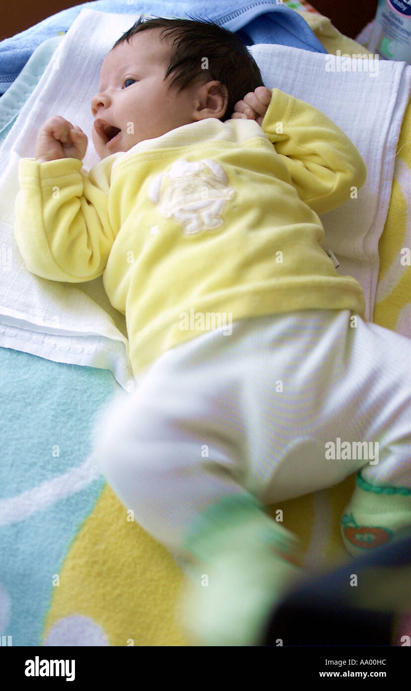 Polonia, neonato (0-3 mesi) giacente su una coperta, vista in elevazione  Foto stock - Alamy