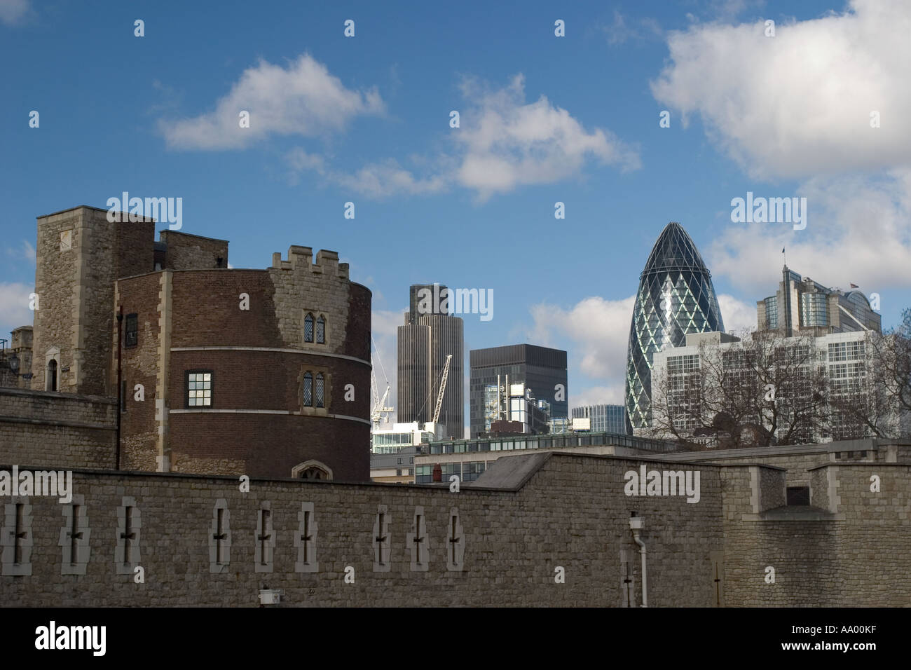 Torre di Londra in primo piano e la torre 42 e Swiss Re Building in background Foto Stock