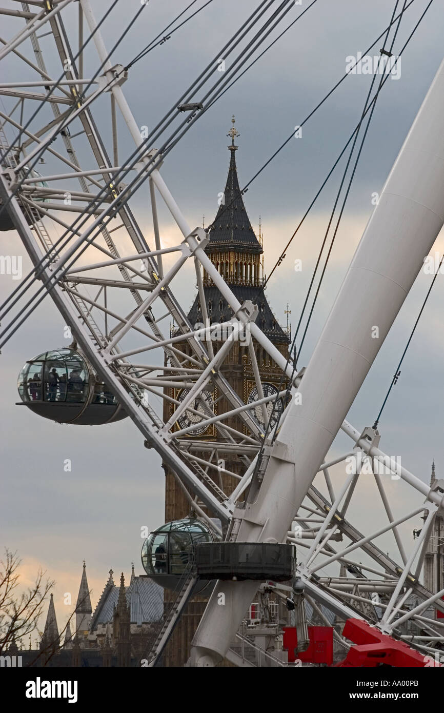 Guardando attraverso il Millennio ruota al Big Ben di Londra Banca del Sud Foto Stock