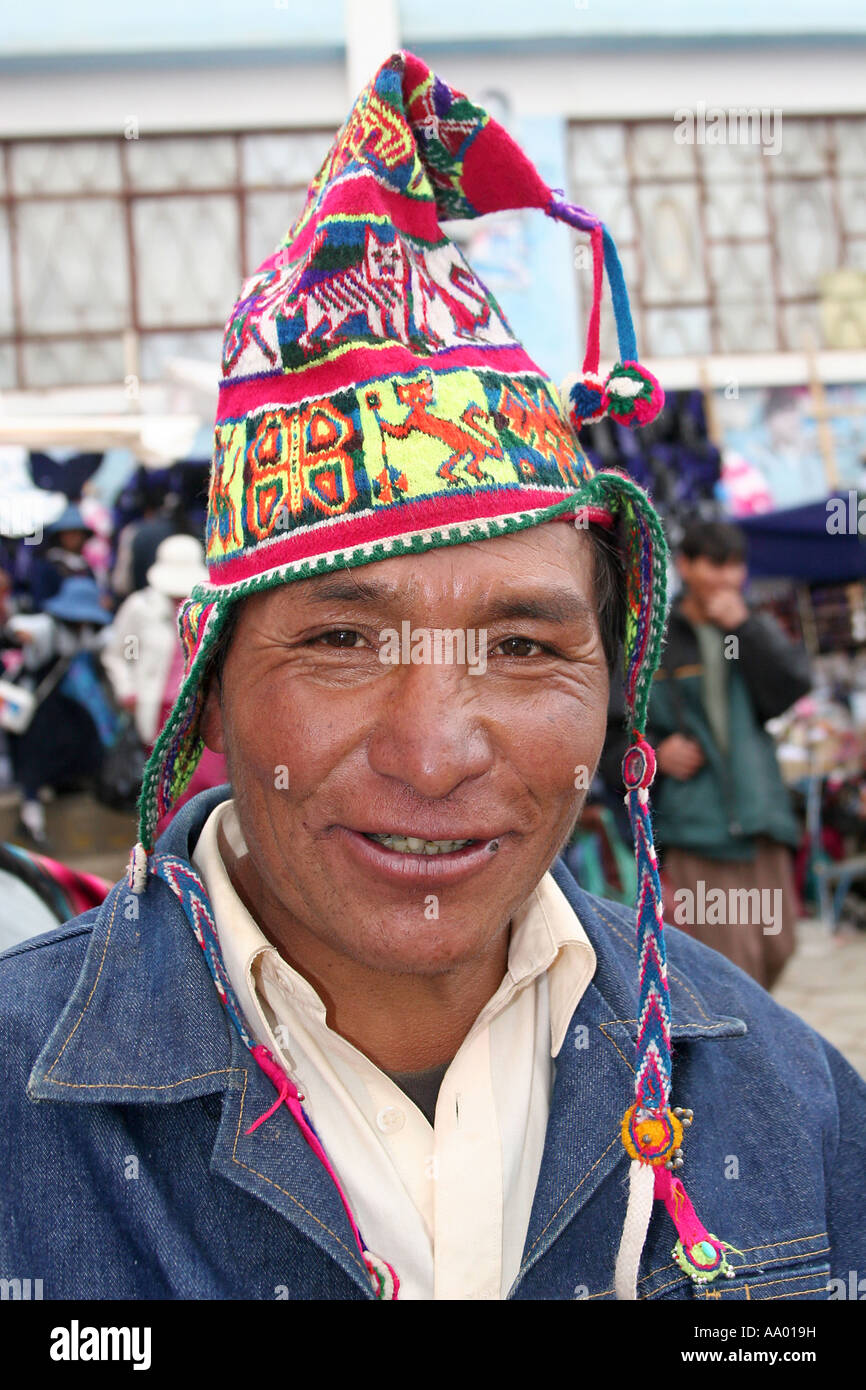 Tradizionale uomo boliviano, contadino, campesino in un colorato cappello  di lana Foto stock - Alamy