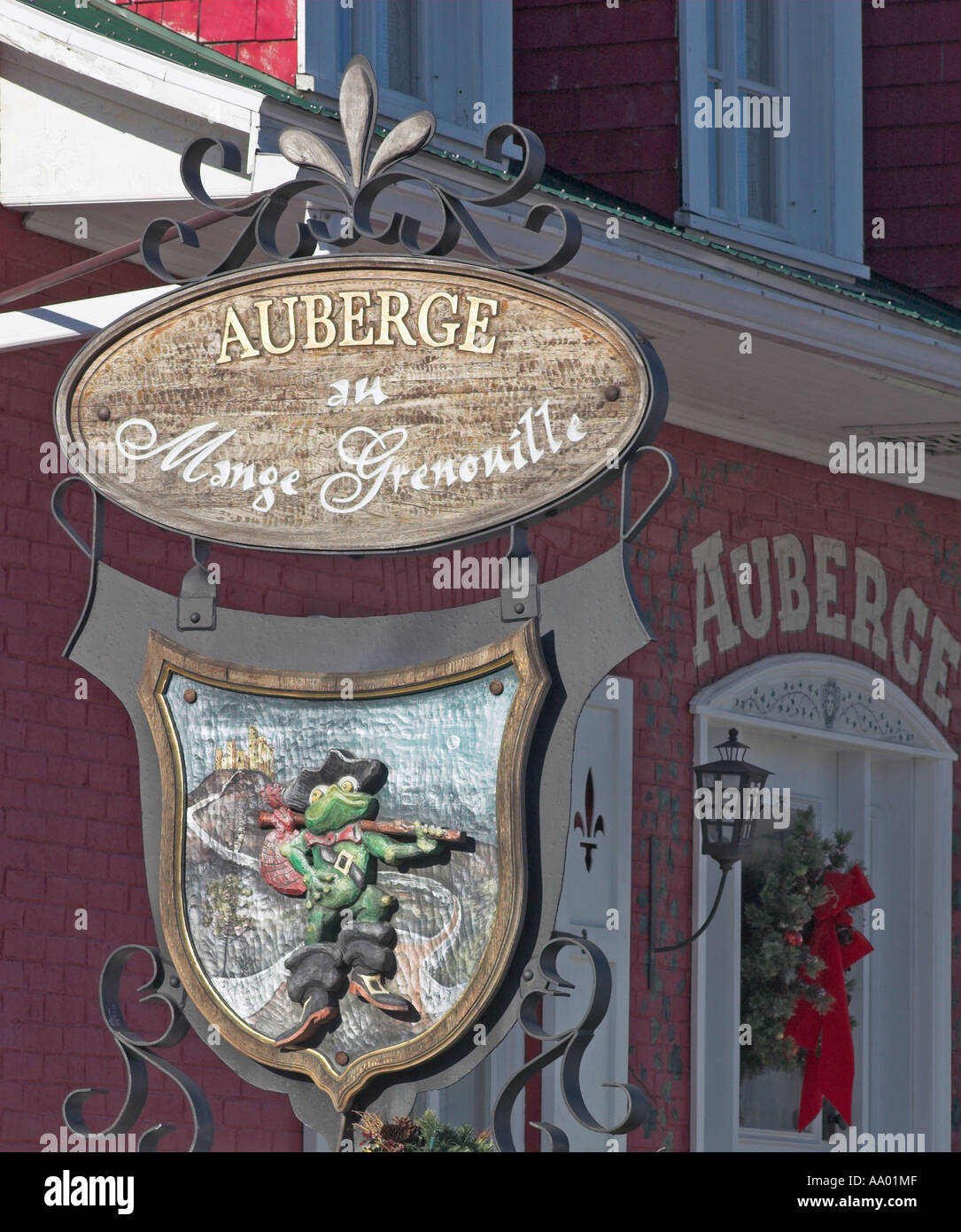 Il segno per l'Auberge rogna sarcoptica Grenouille nel villaggio di Bic Québec Canada Foto Stock