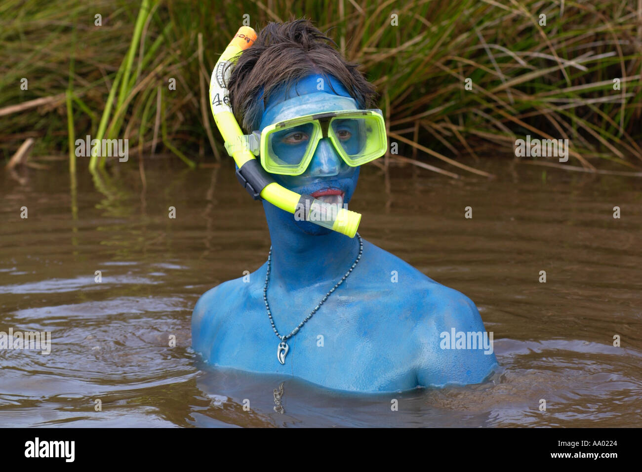 Concorrente dipinto di blu nel mondo annuale Bog Snorkelling Chamionships a Llanwrtyd Wells Powys Mid Wales UK Foto Stock