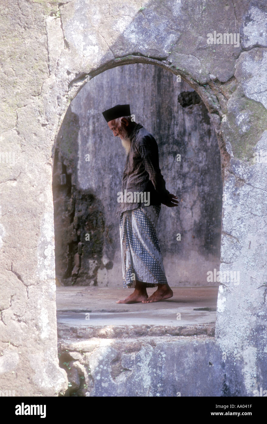 Il vecchio uomo giavanese veduto camminare in moschea Yogyakarta Java Indonesia Asia Sudorientale Modello rilasciato image Foto Stock