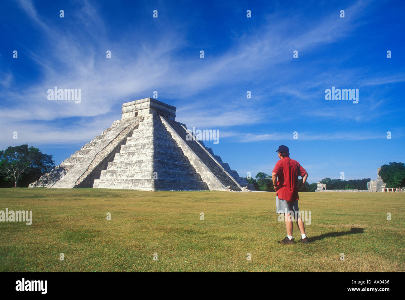 Uomo che guarda El Castillo piramide presso le rovine Maya di Chichen Itza Yucatan Messico Modello rilasciato image Foto Stock