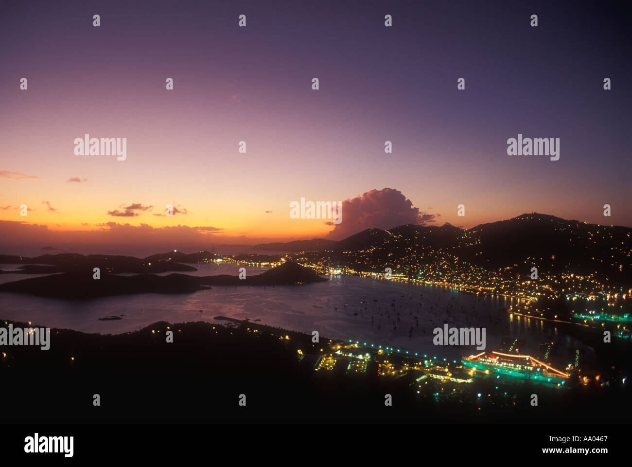 Vista serale di Charlotte Amalie harbor sull'isola di St Thomas negli Stati Uniti Isole Vergini dei Caraibi Foto Stock